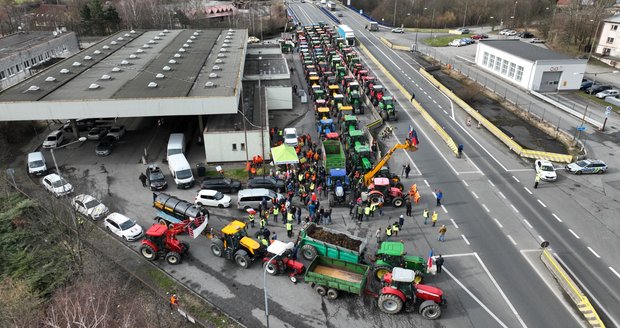 Další protest zemědělců: Tisíce traktorů po celém Česku, sedláci blokovali část hraničních přechodů