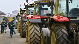 Protesty zemědělců ONLINE: Evropská komise slibuje zjednodušit předpisy