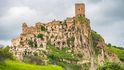 Craco stojící na strmém kopci nad údolím řeky Cavone. Craco stojící na strmém kopci nad údolím řeky Cavone.
