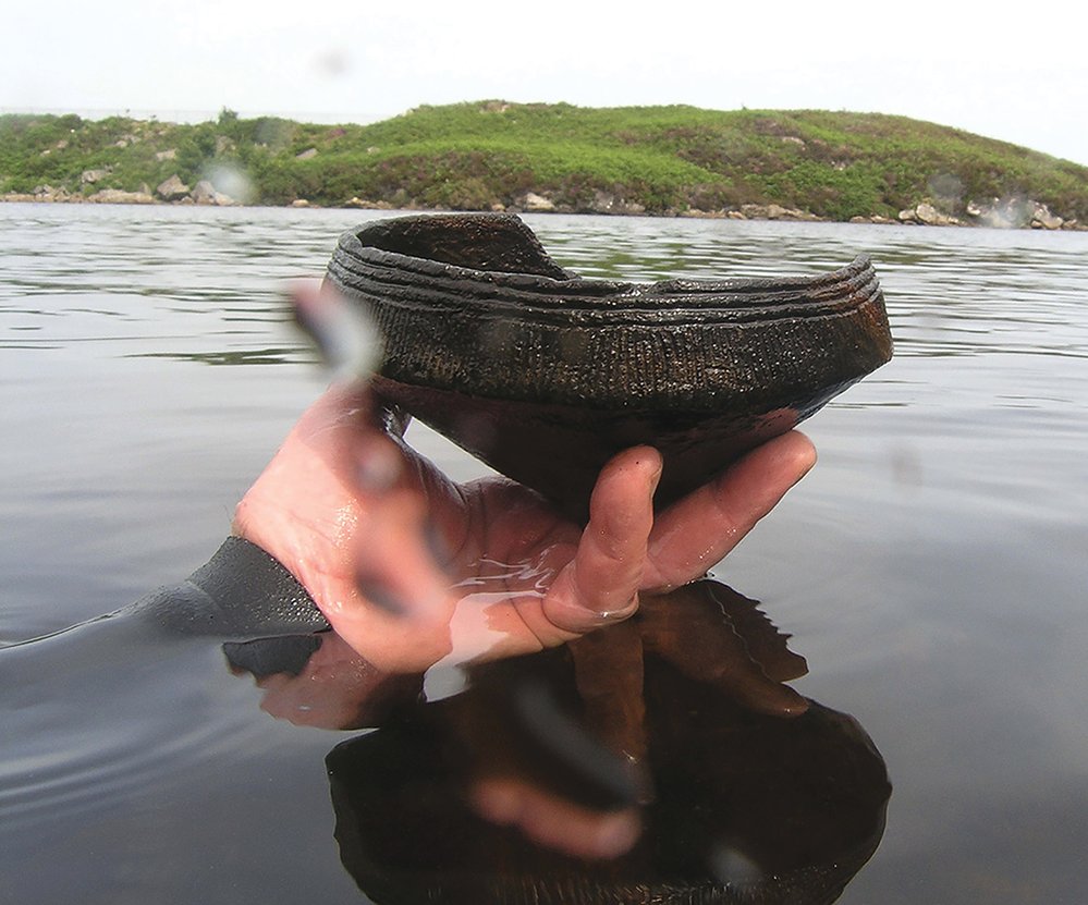 Nalezení fragmentu nádoby z doby kamenné poblíž crannogu na jezeře Unstan