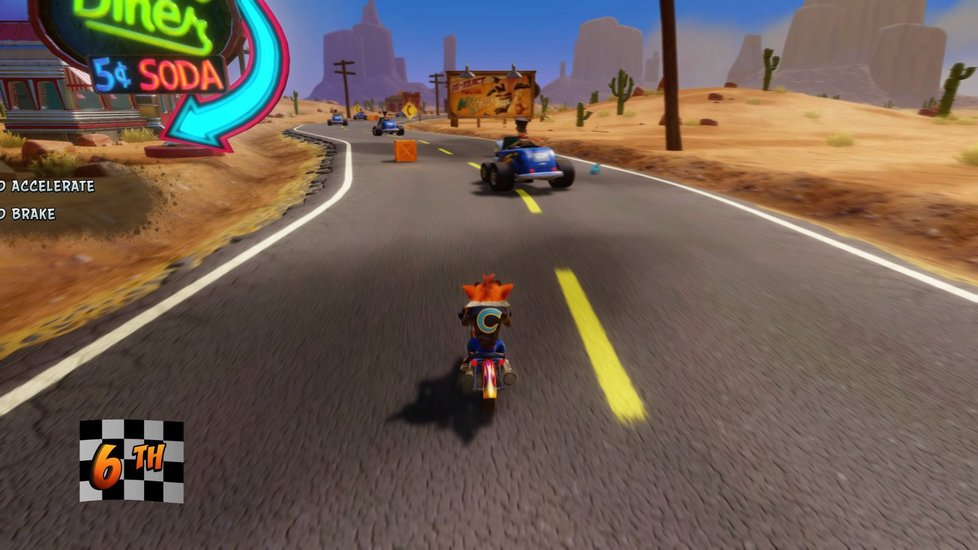 Crash Bandicoot na motorce.