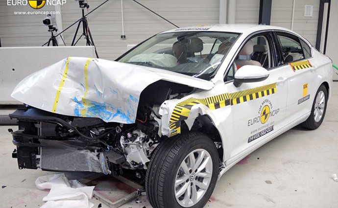 Euro NCAP 2014: Ford Mondeo i VW Passat mají pět hvězd