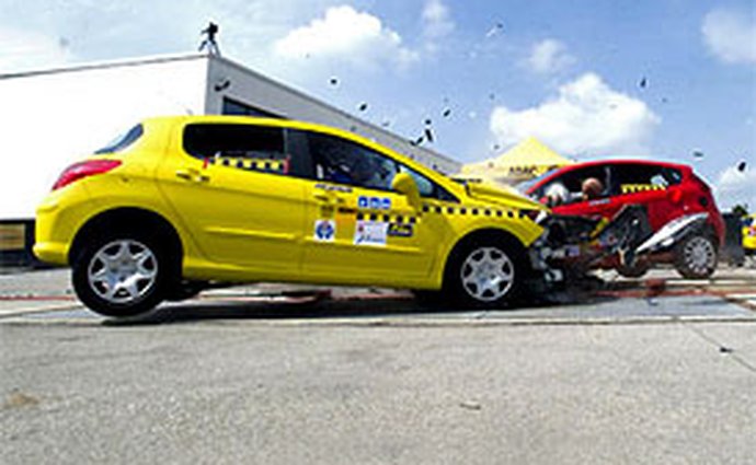 Crash-test Ford Fiesta vs. Peugeot 308