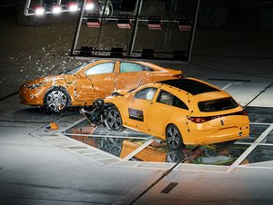 Dvě CLA, osm figurín a tvrdý boční střet. Mercedes ukázal neobvyklý nárazový test