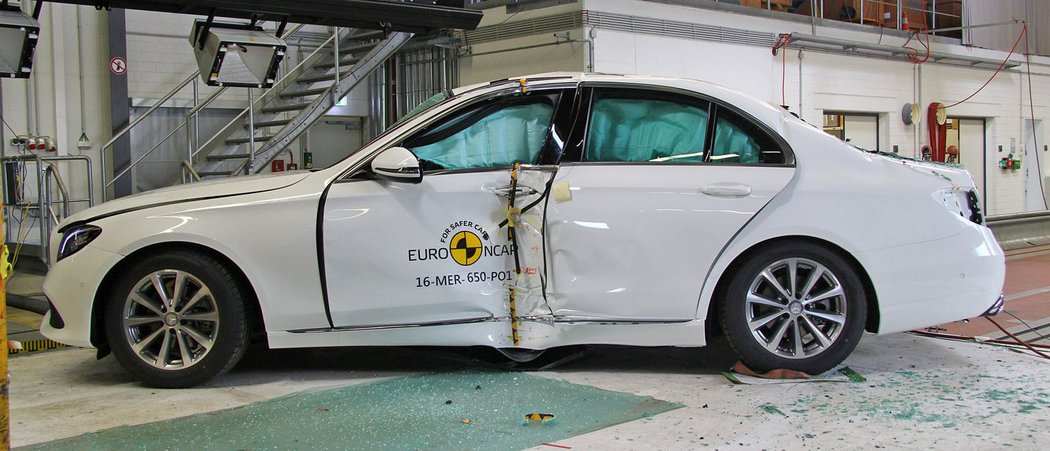 crashtest mercedesbenz euroncap novemodely video vyssistredni