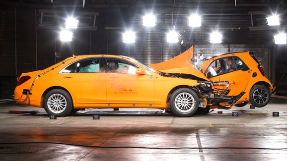 Nový Smart ForTwo vs. Mercedes-Benz S: Jak dopadl crashtest?