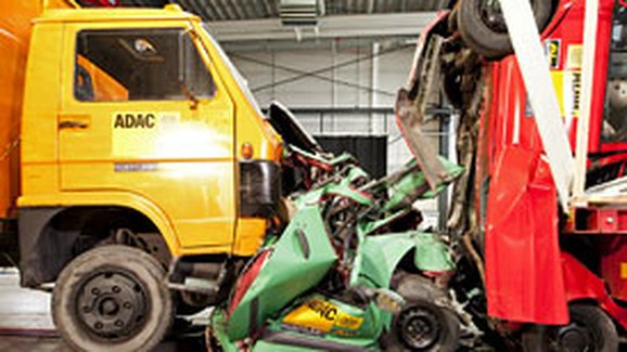 Crash-test ADAC: Kamion vs. auta v koloně (video)