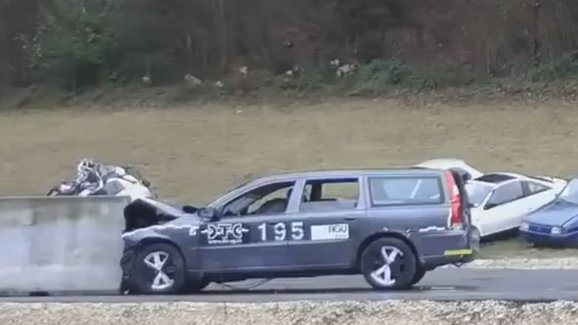 Video: Jak dopadne Volvo V70, když do něj zezadu nabourá vůz v rychlosti 200 km/h?