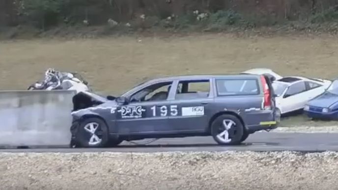 Video: Jak dopadne Volvo V70, když do něj zezadu nabourá vůz v rychlosti 200 km/h? Video: Jak dopadne Volvo V70, když do něj zezadu nabourá vůz v rychlosti 200 km/h?