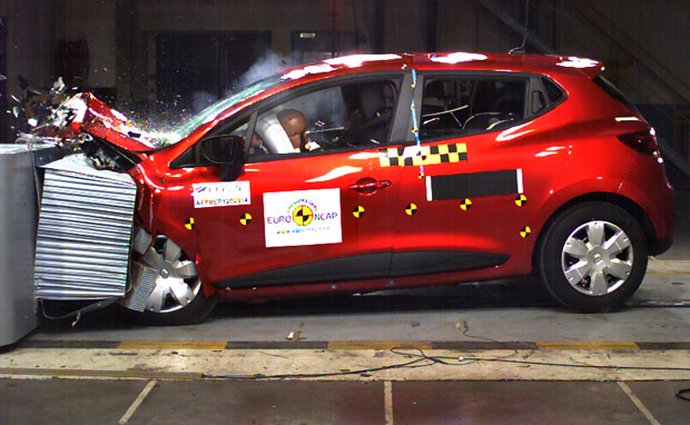 Renault Clio vyhlášen nejbezpečnějším malým autem. Ford ale posádku ochrání lépe