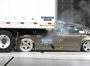 Americká organizace IIHS testuje také zadní nárazy do kamionových návěsů, což Euro NCAP nedělá