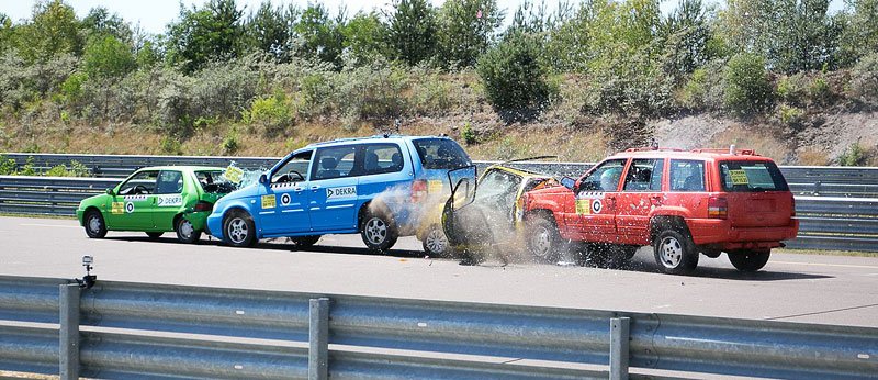 Kumulativní nehody představují úplnou specialitu. Dokážou totiž odhalit mezery v bezpečnosti aut, na které běžné testy nikdy nepřijdou.