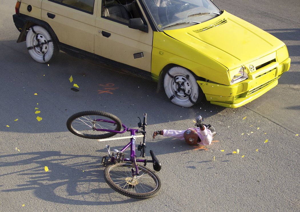 Srážka cyklisty s autem je fatální už v městské rychlosti, vždyť odletí desítky metrů daleko. Při jednom z nárazových testů se dokonce ﬁ gurína rozpůlila. Překvapivě to není zase tak neobvyklé ani ve skutečnosti.