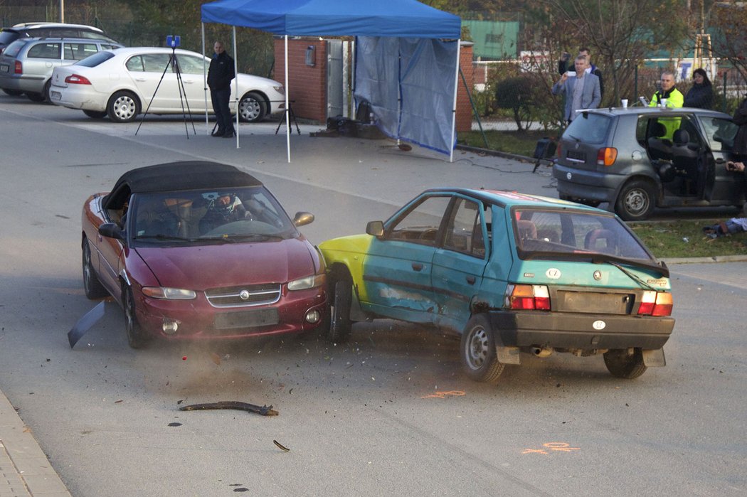 Zatímco chrysler přežil nehodu téměř bez poškození, pro posádku prorezlého favoritu by střet dobře nedopadl