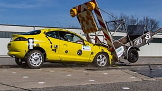 Video: DEKRA nechala narazit auto do dopravního značení Video: DEKRA nechala narazit auto do dopravního značení