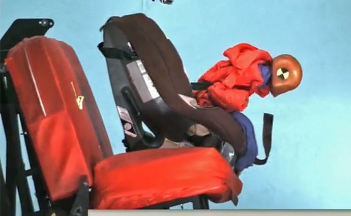 Video: Bundy jsou v dětských autosedačkách nebezpečné