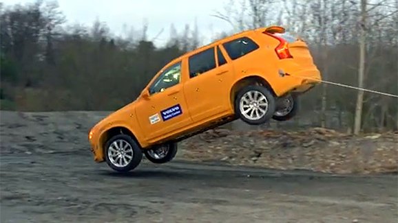 Video: Volvo XC90 zajelo v 80 km/h do příkopu, ve jménu bezpečnosti