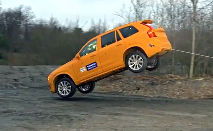 Video: Volvo XC90 zajelo v 80 km/h do příkopu, ve jménu bezpečnosti