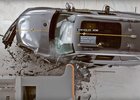 Video: Volvo XC90 a drsný crash test. Americký masakr malým přesahem.