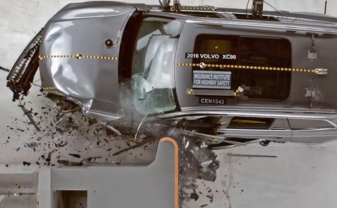 Video: Volvo XC90 a drsný crash test. Americký masakr malým přesahem.