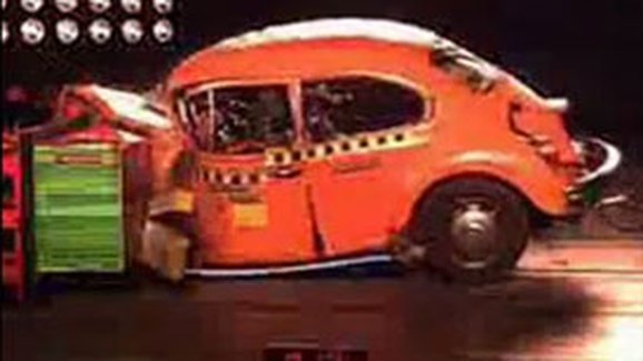 Historie crash-testů: Volkswagen Brouk vs. Golf II (video)