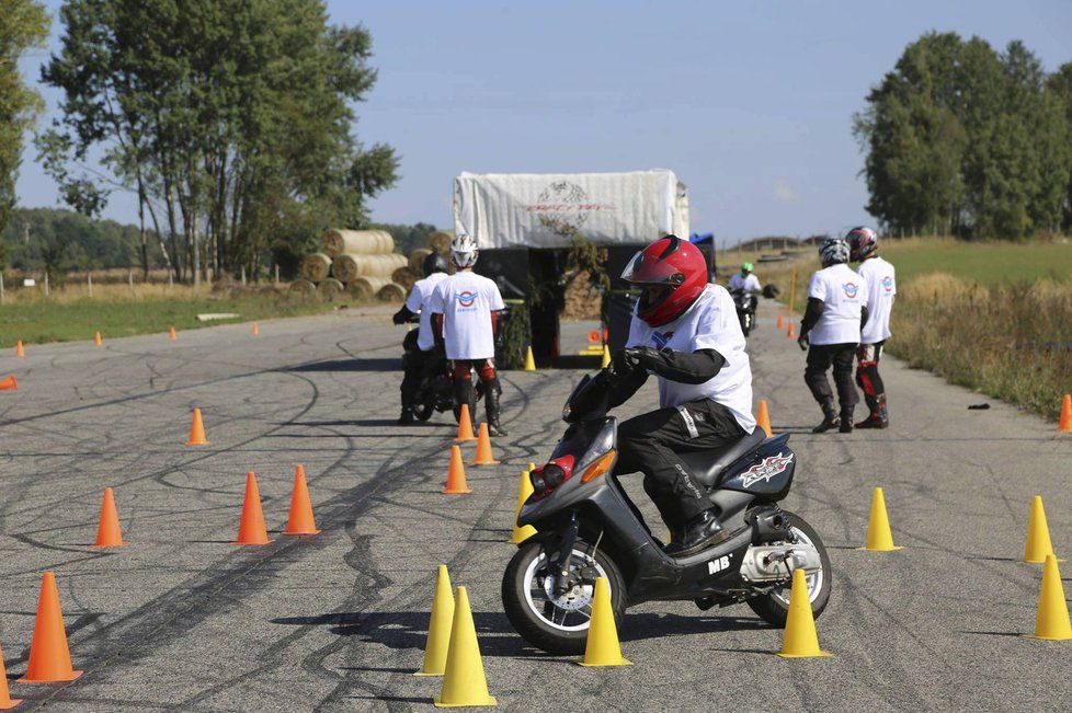 S členy kaskadérské skupiny Crazy Day se věnují i kurzům bezpečné jízdy pro začínající řidiče motocyklů.