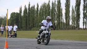 Se členy kaskadérské skupiny Crazy Day se věnují i kurzům bezpečné jízdy pro začínající řidiče motocyklů.