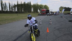 Se členy kaskadérské skupiny Crazy Day se věnují i kurzům bezpečné jízdy pro začínající řidiče motocyklů.