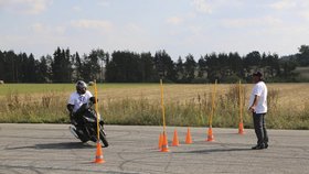 Se členy kaskadérské skupiny Crazy Day se věnují i kurzům bezpečné jízdy pro začínající řidiče motocyklů.