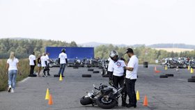 Se členy kaskadérské skupiny Crazy Day se věnují i kurzům bezpečné jízdy pro začínající řidiče motocyklů.