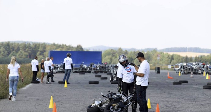 Se členy kaskadérské skupiny Crazy Day se věnují i kurzům bezpečné jízdy pro začínající řidiče motocyklů.