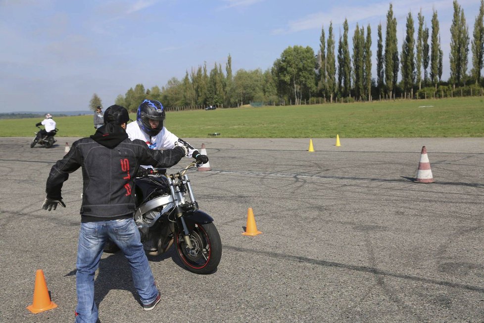 S členy kaskadérské skupiny Crazy Day se věnují i kurzům bezpečné jízdy pro začínající řidiče motocyklů.