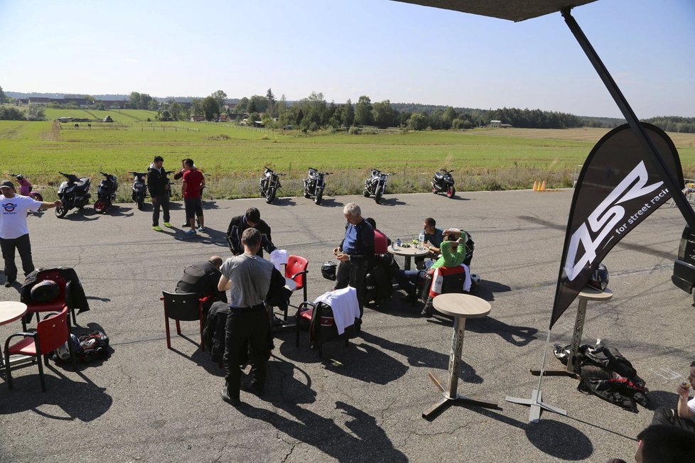 S členy kaskadérské skupiny Crazy Day se věnují i kurzům bezpečné jízdy pro začínající řidiče motocyklů.