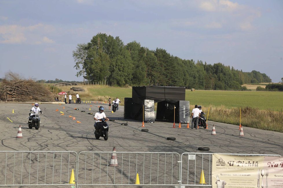 S členy kaskadérské skupiny Crazy Day se věnují i kurzům bezpečné jízdy pro začínající řidiče motocyklů.