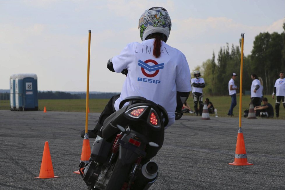 S členy kaskadérské skupiny Crazy Day se věnují i kurzům bezpečné jízdy pro začínající řidiče motocyklů.