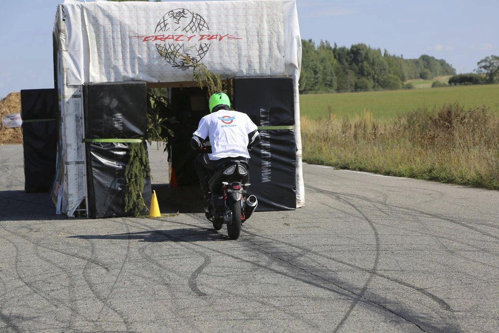 S členy kaskadérské skupiny Crazy Day se věnují i kurzům bezpečné jízdy pro začínající řidiče motocyklů.