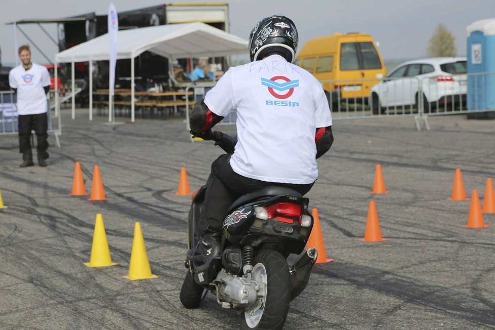 S členy kaskadérské skupiny Crazy Day se věnují i kurzům bezpečné jízdy pro začínající řidiče motocyklů.