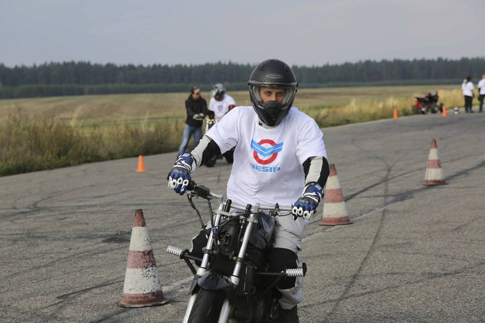 S členy kaskadérské skupiny Crazy Day se věnují i kurzům bezpečné jízdy pro začínající řidiče motocyklů.