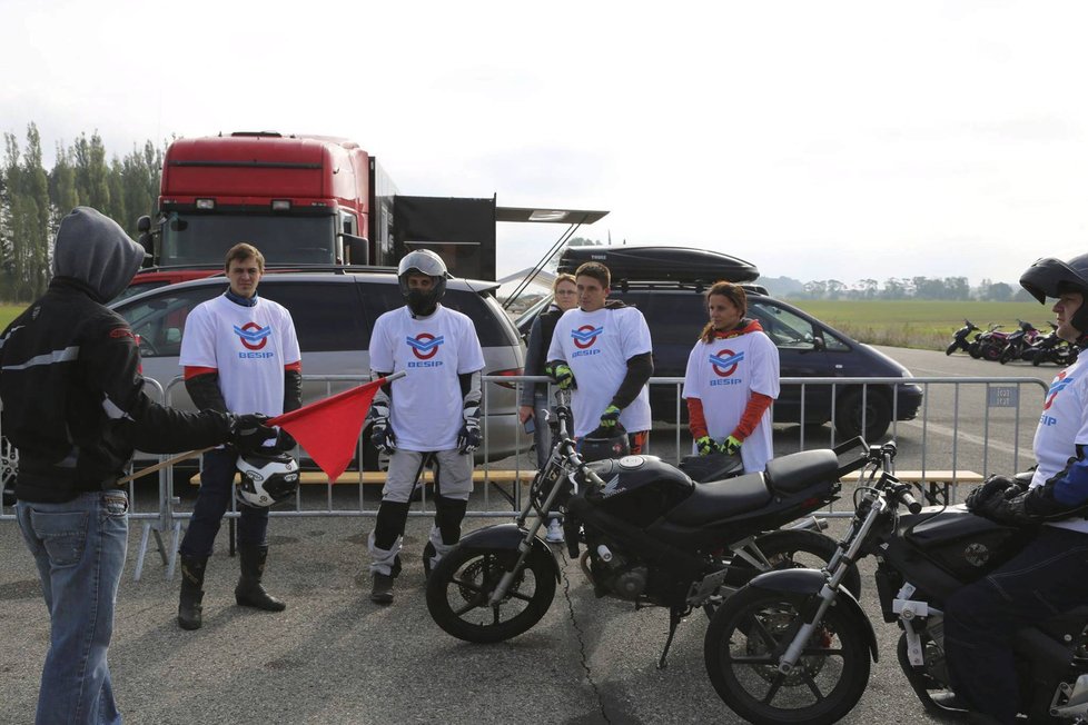 S členy kaskadérské skupiny Crazy Day se věnují i kurzům bezpečné jízdy pro začínající řidiče motocyklů.