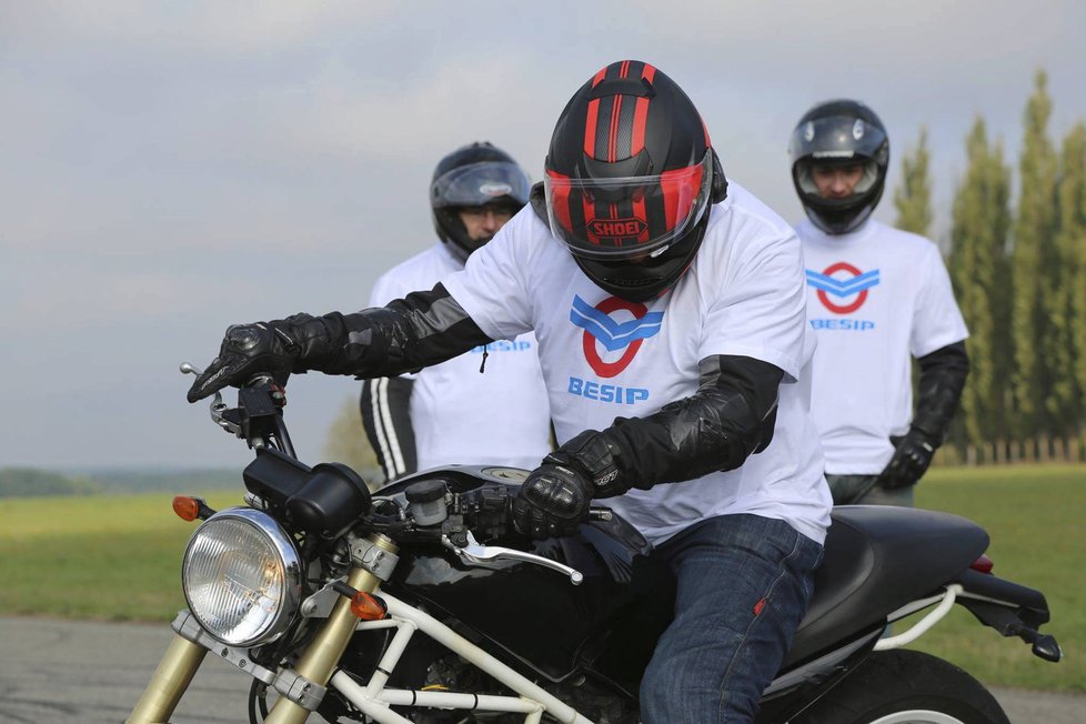 S členy kaskadérské skupiny Crazy Day se věnují i kurzům bezpečné jízdy pro začínající řidiče motocyklů.