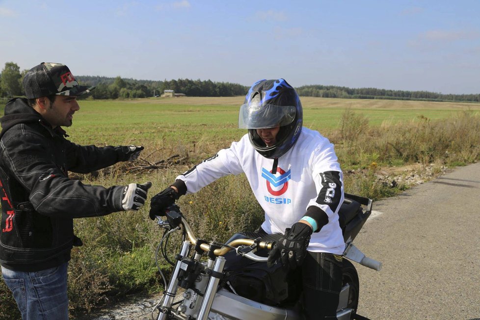 S členy kaskadérské skupiny Crazy Day se věnují i kurzům bezpečné jízdy pro začínající řidiče motocyklů.