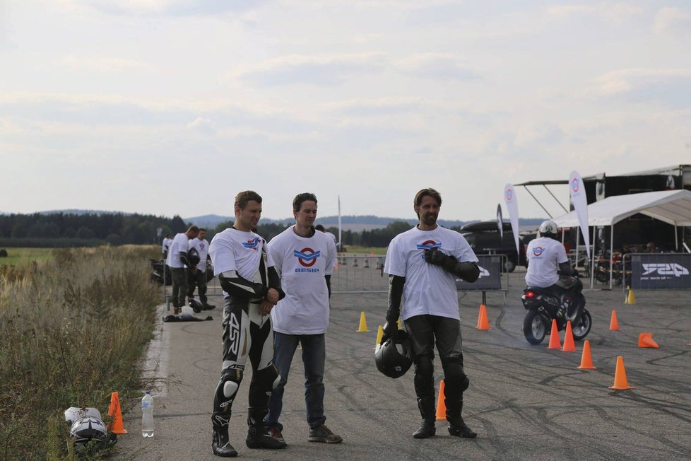 S členy kaskadérské skupiny Crazy Day se věnují i kurzům bezpečné jízdy pro začínající řidiče motocyklů.