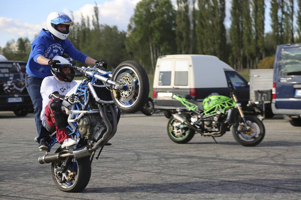 S členy kaskadérské skupiny Crazy Day se věnují i kurzům bezpečné jízdy pro začínající řidiče motocyklů.