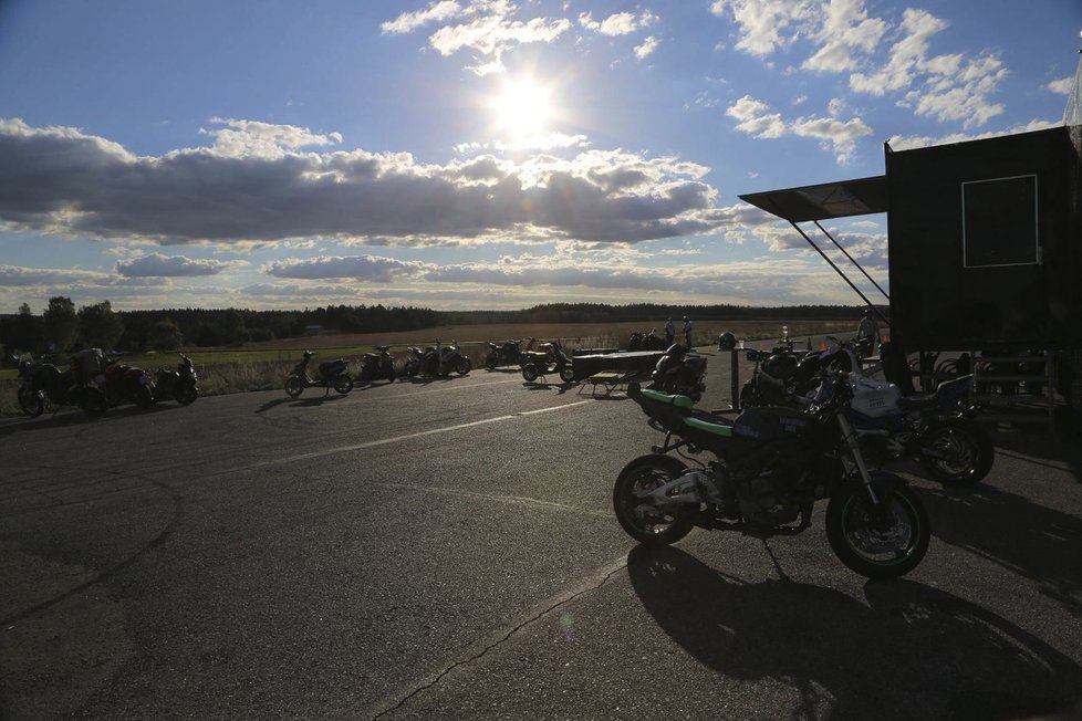 S členy kaskadérské skupiny Crazy Day se věnují i kurzům bezpečné jízdy pro začínající řidiče motocyklů.