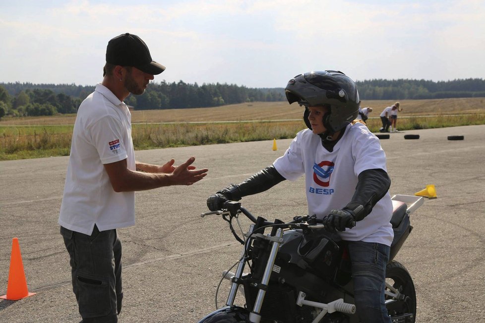 S členy kaskadérské skupiny Crazy Day se věnují i kurzům bezpečné jízdy pro začínající řidiče motocyklů.