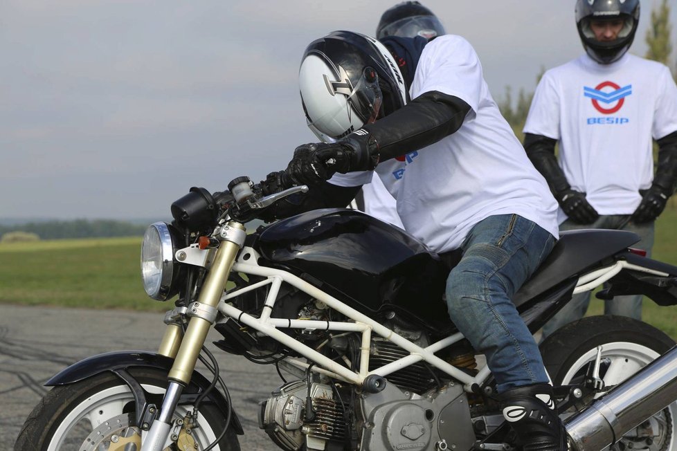 S členy kaskadérské skupiny Crazy Day se věnují i kurzům bezpečné jízdy pro začínající řidiče motocyklů.