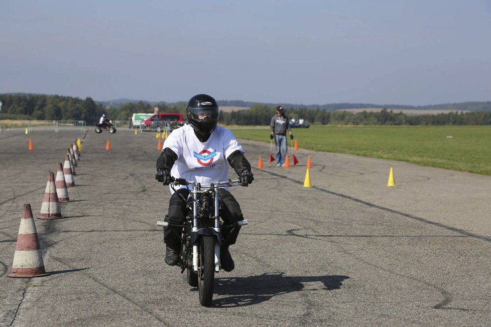 S členy kaskadérské skupiny Crazy Day se věnují i kurzům bezpečné jízdy pro začínající řidiče motocyklů.