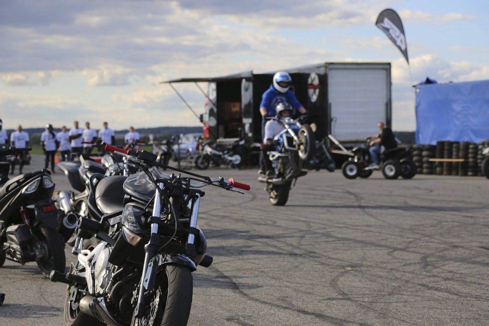 S členy kaskadérské skupiny Crazy Day se věnují i kurzům bezpečné jízdy pro začínající řidiče motocyklů.