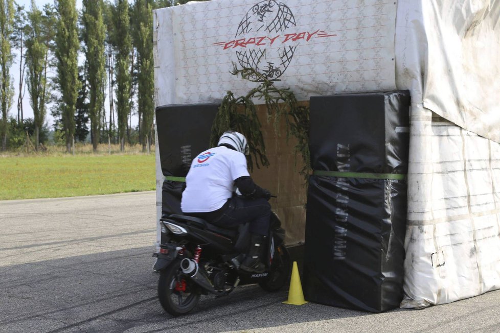 S členy kaskadérské skupiny Crazy Day se věnují i kurzům bezpečné jízdy pro začínající řidiče motocyklů.