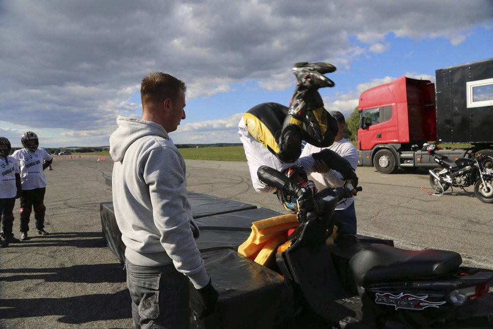 S členy kaskadérské skupiny Crazy Day se věnují i kurzům bezpečné jízdy pro začínající řidiče motocyklů.